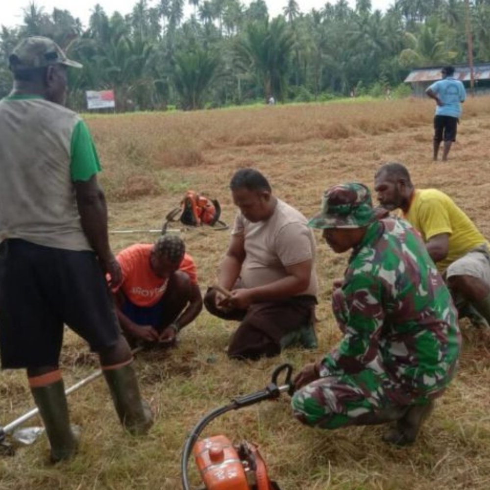 Warga Kampung Betaf Bersama Babinsa Kerja Bakti Ciptakan Lingkungan Bersih